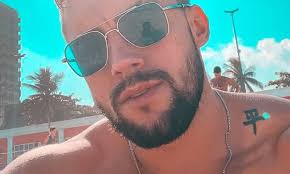 Sempre foi considerado playboy pela aparência e pela expressão de bravo. Ewqby6jlsabgzm