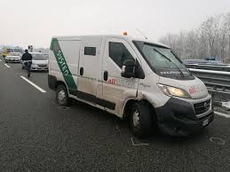 Ormai sono stati delineati molti dettagli su come sia stato progettato il colpo e come sia stato portato a segno. Assalto Al Portavalori Rapinatori Armati Di Kalashnikov Sull Autostrada A5 Scattano Le Ricerche In Tutto Il