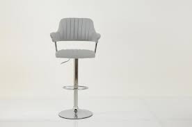 The bar stool with natural tones braided without a seat cushion invites you to enjoy summer, sun and holidays in comfort and joy. Perona Gas Lift Faux Leather Grey Kitchen Bar Stool