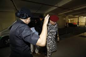 Ternyata simbok, tika dan intan tidak membawa baju ganti sehingga setelah mandi baju yang dipakainya ya tetap yang tadi. Isteri Lepas Dan Bebas Tuduhan Subahat Bunuh Pengurus Bank Di Sibu Utusan Borneo Online