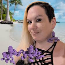 Creator : me knottyka Medium : acrylic and crochet