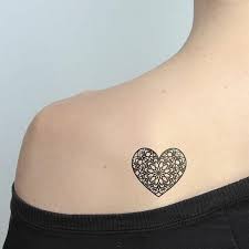 Tattoo Vorlagen Manner Und Frauen Herz Design Wie Blume Dezente Idee Auf Schulter Aufkleben Tattoos Trendy Tattoos Unique Tattoos