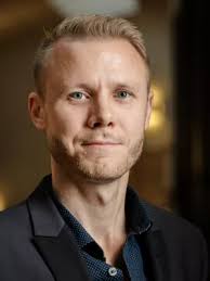 A new strategy for linking U.S. historical censuses : A case study for the  IPUMS multigenerational longitudinal panel