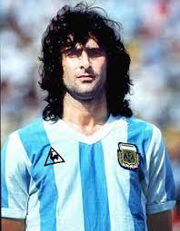 Mario alberto kempes, mejor conocido como el matador es un comentarista, entrenador y exfutbolista argentino. Mario Kempes Wife Mario Kempes Commentary