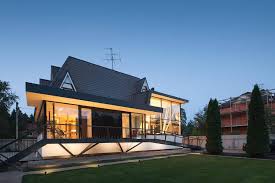 The size of these homes can range from small ranch plans, simple chalets or storybook cottages to large, grand villas and luxurious manors. Modern European Cottage Style House With Arched Top Floor Rooms