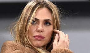 Altra bufera totti in arrivo in casa roma. Ilary Blasi Fa Una Sorpresa A Totti E Incontra La Segretaria Aveva Detto Che Eri Giovane
