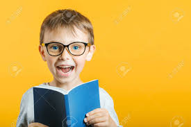 Niño Lee Un Libro Contra Una Pared Brillante Fotos, retratos, imágenes y  fotografía de archivo libres de derecho. Image 150561665