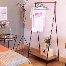 Arara Gaita De Ferro E Madeira Para Quartos Mid Enjoymid Com Arara Araradeferro Ararademadeira Araradeferroem Araras Para Quarto Arara Decoracao De Casa