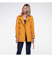 Imperméable court défilé en nylon brillant noir. Veste Et Manteau Trench And Coat Bhv Marais