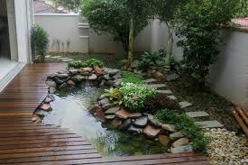 Konsep ini cocok untuk rumah minimalis, di mana permukaan di atas kolam menggunakan batu kotak alami, sedangkan bagian bawah kolam menggunakan batu alam dengan kerikil. 15 Desain Kolam Ikan Minimalis Batu Alam Tercantik Untuk Ditiru