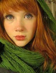A True Warm Wearing The Perfect Emerald Green Redheads Red Hair Beautiful Redhead
