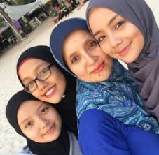 275,528 likes · 36,863 talking about this. 7 Selebriti Popular Bersama Adik Beradik Yang Semuanya Bertudung Manisnya Khalifah Media
