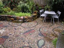 Kieselstein Mosaik Im Garten Legen Fur Hubsche Wege Terrassen Steinterrassen Terassenideen Stutzmauer Terrasse