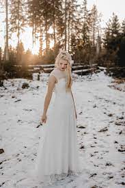 Sie macht das leben schöner und sollte, wie alles, das vergnügen bereitet, mit sorgfalt gemacht werden. Elementar Brautkleider 2020 No Fairy Tale Schlicht Boho Und Lassig Brautkleid Brautmode Lassige Brautkleider