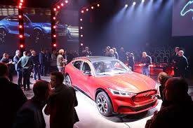 While trailing the tesla model. Ford Mustang Mach E Viel Ps Und Bis Zu 600 Kilometer Reichweite Elektromobilitat E Mobilitat Suvs Und Gelandewagen News Unterwegs Auf Der Autobahn Reisen Rasten Tanken Shoppen Erholen Unterhalten