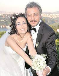Ezel dizisinin kerpeten ali'si barış falay, önceki gün eşi esra ronabar ve oğlu mavi rüzgar'la işte böyle görüntülendi… abone ol. Kirmizi Oda Nihal Rolundeki Esra Ronabar Kimdir Esra Ronabar Neden Olumden Dondu Esi Kim