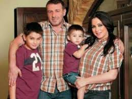 Goo.gl/bvxqs9 مقاطع من مسلسل حارة المشرقة، رابط الحلقة. Ø³Ù„Ø§Ù ÙÙˆØ§Ø®Ø±Ø¬ÙŠ Ùˆ Ø²ÙˆØ¬Ù‡Ø§ Ø¨Ù†ÙØ³ Ø§Ù„Ù‚Ù…ÙŠØµ Ùˆ Ø·ÙÙ„ÙŠÙ‡Ø§ Ø¨Ù†ÙØ³ Ø§Ù„ØªÙŠ Ø´ÙŠØ±Øª Ø¯Ù†ÙŠØ§ Ø§Ù„ÙˆØ·Ù†