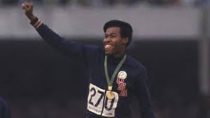 Han tilbagelagde distancen på 46,70 sekunder og skar dermed otte hundrededele af den nu tidligere rekord, som blev sat af amerikanske kevin young ved ol i 1992. Lee Evans Former 400 Meter World Record Holder And Civil Rights Activist Dies At 74 Years Old Sportsbeezer