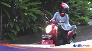 Buat teman teman pemula yang baru belajar menjahit silahkan pesan pola lewat wa 089662106311. Ramai Gamis Tersangkut Di Motor Hijabers Perhatikan Hal Ini Saat Berkendara