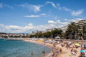 Private ones have plenty of amenities (lockers, sun loungers, waiter service). Die Besten Strande Von Cannes Entdecken Sie Unseren Lieblingsstrand In Cannes
