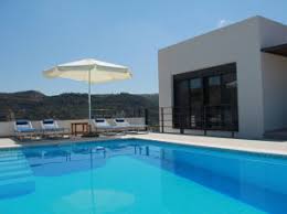 The site has separate plots, a minimarket, a refreshment bar, traditional greek foods, washing machines, cooking facilities and very clean showers and toilets. Villa Finikounda Finikounda Herr Richard Gort