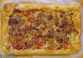 La sfogliata napoletana è una torta salata a base di pasta sfoglia, semplice e velocissima, che si prepara con una doppia sfoglia, per dare una maggiore croccantezza alla base e ripieno di pomodorini, mozzarella e olive.un'idea semplice che si risolve in pochi minuti, in grado di salvare la cena in ogni circostanza, che metterà tutti d'accordo. Sfoglia Con Pomodori Tonno E Mozzarella Verdemelissa