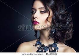close up studio portrait of beautiful woman beautiful brunette model with long curly brown hair 美髪 ブルネット 美容