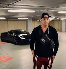 Who is the rapper known as raf camora? Raf Camora Hat Seiner Mama Einen Porsche Geschenkt Fur 100 000 Euro Watson