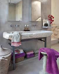 Questo lavandino unico non è solo pratico per l'uso quotidiano, ma è anche un ornamento per il vostro spazio vitale. Pietra E Legno Per Il Bagno Rustico