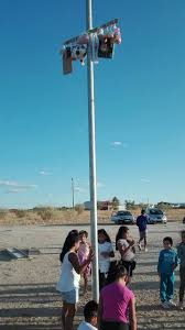 Para realizar esta actividad se necesita una caña de aproximadamente 10 metros o más, misma que estará clavada al suelo y en su cima tendrá una cruz con premios. Facebook