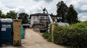 A reklámügynökségi tevékenységgel foglalkozó cég, a whitedog media kft. Szemrevalo Budai Villara Tett Szert Meszaros Lorinc Lanya Es Veje 24 Hu