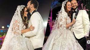 هنادي مهنا واحمد خالد صالح وكانت الفنانة هنادي مهنا، قد دعمت زوجها الفنان الشاب أحمد خالد صالح، وروّجت لمسلسله الجديد أنصاف مجانين، من خلال نشرها برومو المسلسل، على حسابها الخاص على موقع انستجرام. Ø­ÙÙ„ Ø²ÙØ§Ù Ù‡Ù†Ø§Ø¯ÙŠ Ù…Ù‡Ù†Ø§ ÙŠØ³Ø¨Ø¨ Ø£Ø²Ù…Ø© Ù†Ù‚Ø§Ø¨Ø© Ø§Ù„Ù…ÙˆØ³ÙŠÙ‚ÙŠÙŠÙ† ØºØ§Ø¶Ø¨Ø©