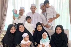 Her instagram post attracted a flurry of negative comments from social media users with many accusing her of being hypocritical as she had previously. Rapatkan Ukhwah Berkumpul Hari Raya Kedua Amalan Norman Abby Abadi Setiap Tahun Hiburan Mstar