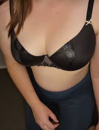 私の新しいブラジャーに輝きを与える射精