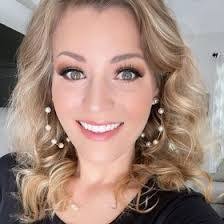 Julie Puckett's Instagram, Twitter & Facebook