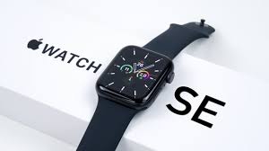 And powerful features to keep you healthy and safe. Apple Watch Se Review Wie Gut Ist Die Gunstigere Apple Watch Youtube