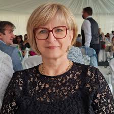 Eurokrem kocke veoma su tražen recept ovih dana :) Ukoliko volite kremaste  kolače, rado ga preporučujem ♥ Recept možete pogledati ovdje:  https://www.kolaci.biz/eurokrem-kocke.html