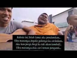 Sekian lama aku mencintaimu kini kau hadir bersama harapan cinta yang hadir bersama perasaan tak ku sangka dia akan kembali. Malique Ft Black Teman Penganti Cover By Bocey Lirik Video Youtube Video Comedians Cover