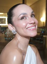 precioso sentir mucho 🦢👼🏻🤍🦢👼🏻🤍🦢👼🏻🤍 una semana intensísima,  increíble poder vivir un año más la máxima celebración de la música  latina🤍🤍🤍🤍 stylist @jukafashionstylist vestido @rolandobrachoficial  zapatos @giuseppezanotti joyería @swarovski