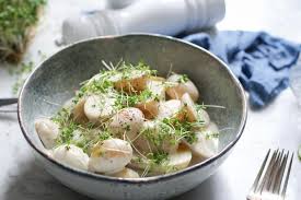 Warmer Kartoffelsalat In Cremiger Joghurtsosse Mit Kresse Veggies Vegan Rezept Kartoffelsalat Warmer Kartoffelsalat Joghurtsosse