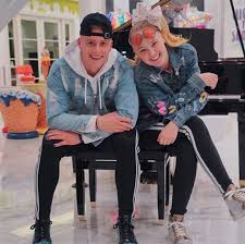 Find jojo siwa's net worth and earnings by year and more interesting facts about her life, age, height, career, boyfriend, family, cars. Jojo Siwa Rumoured To Be Dating Elliott Brown Girlfriend