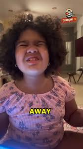 Cubanita le roba el teléfono a su mamá mientras duerme y mira lo que hace  😂😂