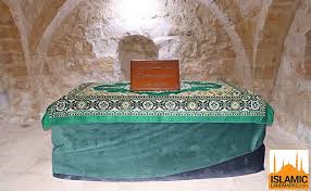 Ternyata kulihat ada sebuah halaqah besar diampu oleh salah seorang sahabat nabi muhammad. Tomb Of Muadh Bin Jabal Ø±Ø¶ÙŠ Ø§Ù„Ù„Ù‡ Ø¹Ù†Ù‡ Islamiclandmarks Com