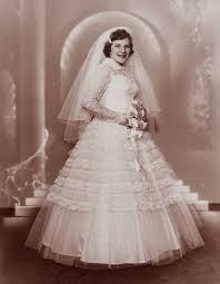 1950s Full Length Bridal Portrait With A Printed In Background By Strands Studio Of Rugby North Dakota Wedding Dresses Vintage Wedding Gowns Vintage 1950s Wedding Dress