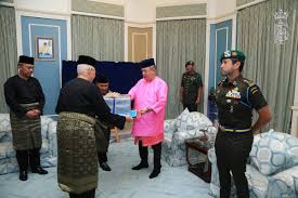 Kurniaan kad raya diraja ytm tengku mahkota kelantan darul naim. Luqs Lqmnalhkm Twitter