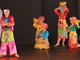 Tari yang berasal dari jawa barat dan diiringi oleh rampak gendang adalah tari. Mengenal 3 Keunikan Tari Jaipong Tarian Khas Jawa Barat
