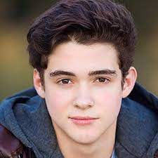 People who liked joshua bassett's feet, also liked High School Musical Serienadaption Findet Mannlichen Hauptdarsteller Details Zum Setup Der Serie Im Erfolgreichen Franchise Tv Wunschliste