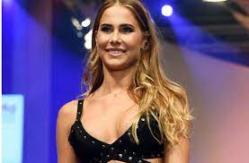 Anahita rehbein (* 1994 in inzigkofen) ist eine deutsche schönheitskönigin und miss germany 2018. Anahita Rehbein Als Vorbild Wer Will Miss Stuttgart Werden Stuttgart Stuttgarter Zeitung