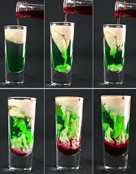 Zombie Brain Mit Pfirsichschnaps Minzlikor Baileys Und Zum Servieren Ein Schuss Grenadine Halloween Cocktails Halloween Getranke Halloween Essen Trinken
