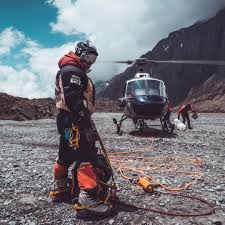 Shortly after reaching the summit of annapurna, he successfully rescued dr chin wui kin, a climber who had been without food, water and oxygen for 40 hours. Did Red Tape Fatally Delay The Rescue On Annapurna Explorersweb